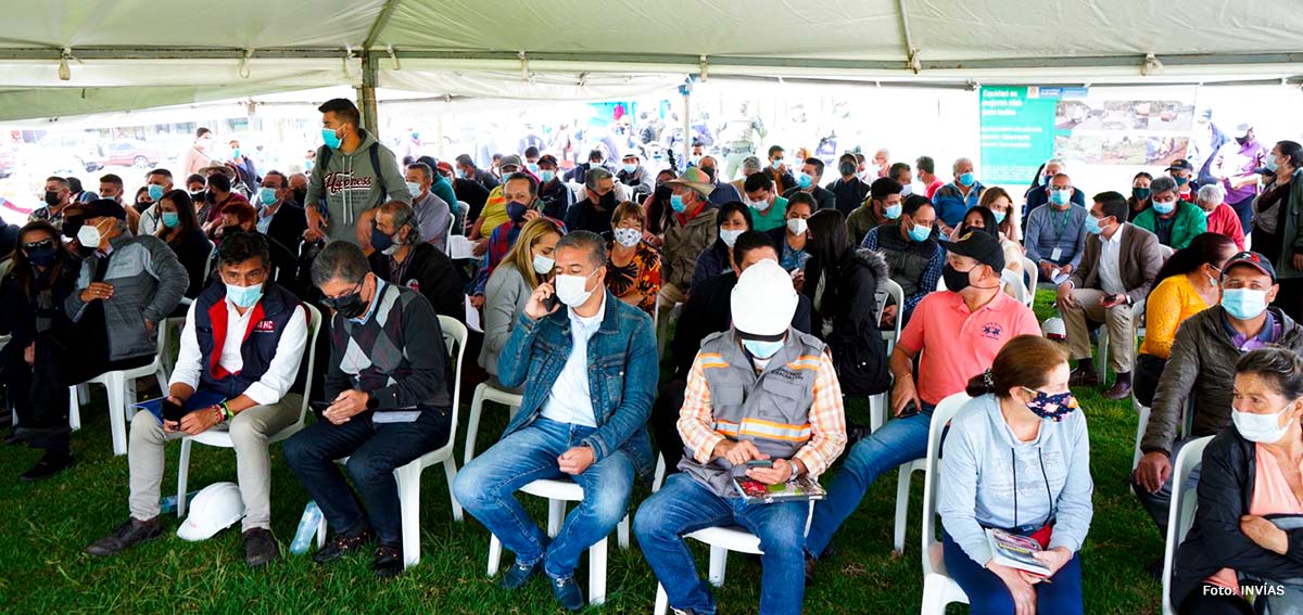 Fotografía de los asistentes al evento de inicio de construcción de la doble calzada Zipaquirá - Ubaté - Chiquinquirá.