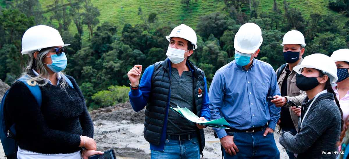 Fotografía del Director General del INVÍAS, Juan Esteban Gil y su comitiva durante la inspección al proyecto Cruce de la Cordillera Central.