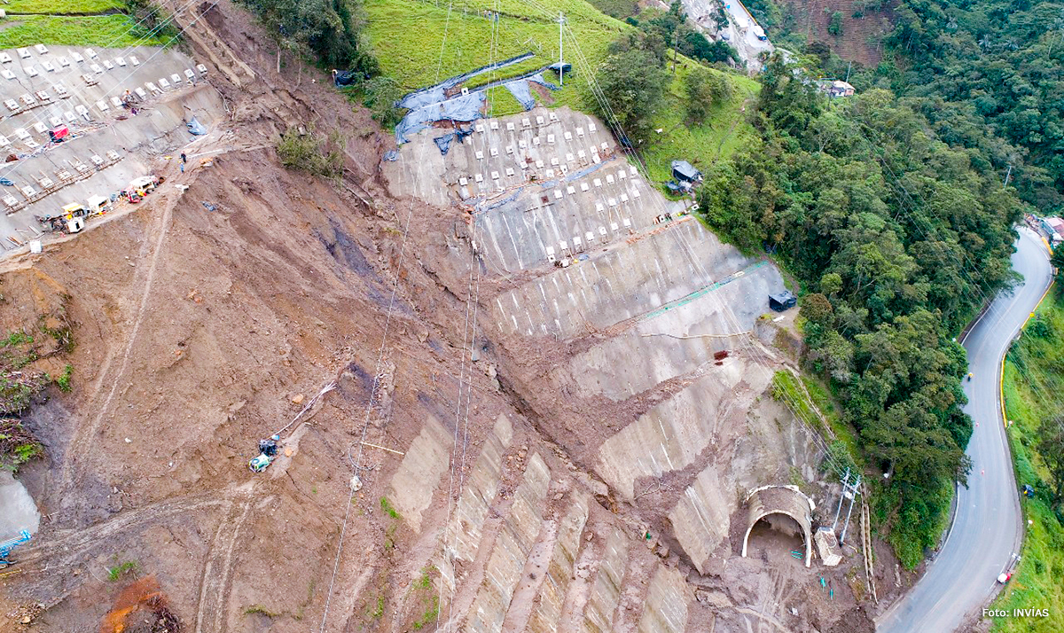 Fotografía aérea del estado de una de las montañas involucradas en el proyecto Cruce de la Cordillera Central.