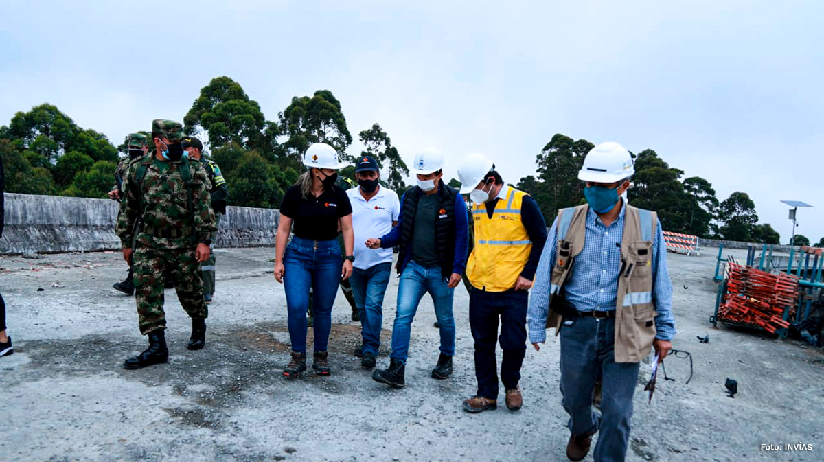 Fotografía del Director General del INVÍAS, Juan Esteban Gil y su comitiva durante la inspección al proyecto Cruce de la Cordillera Central.