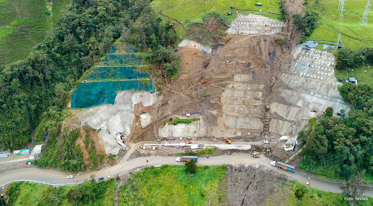 Fotografía aérea de los trabajos en la montaña realizados en el marco del proyecto del Cruce de la Cordillera Central.