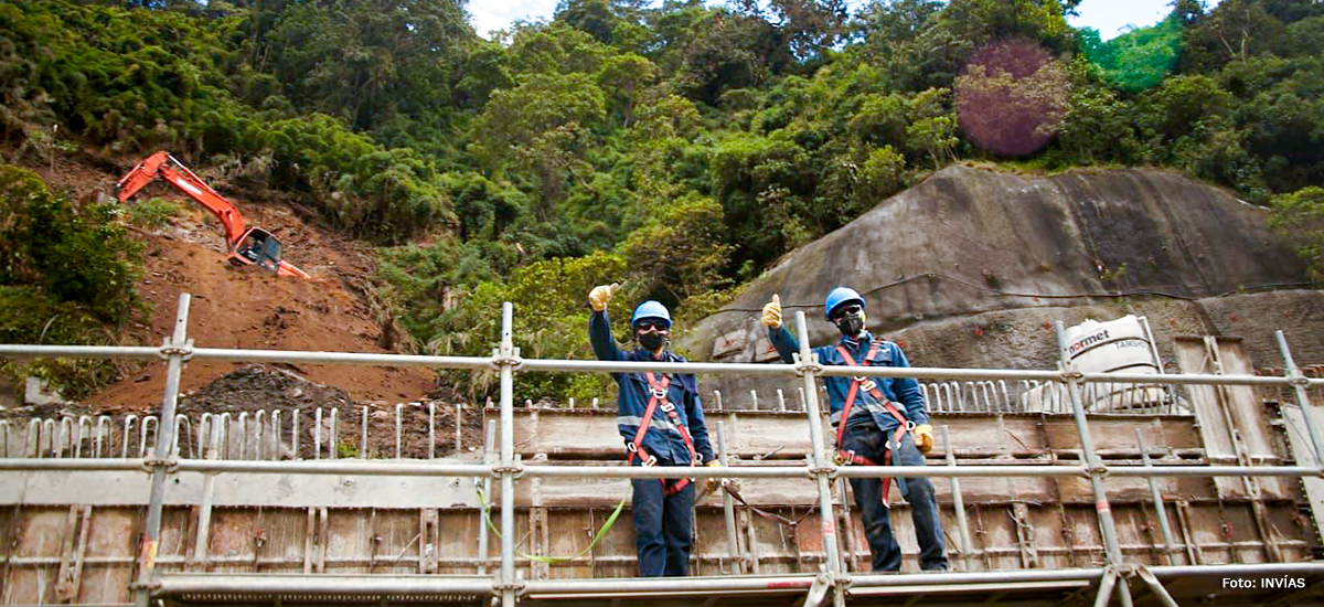 Fotografía de trabajadores del INVÍAS en altura durante procesos de estabilización de montaña.