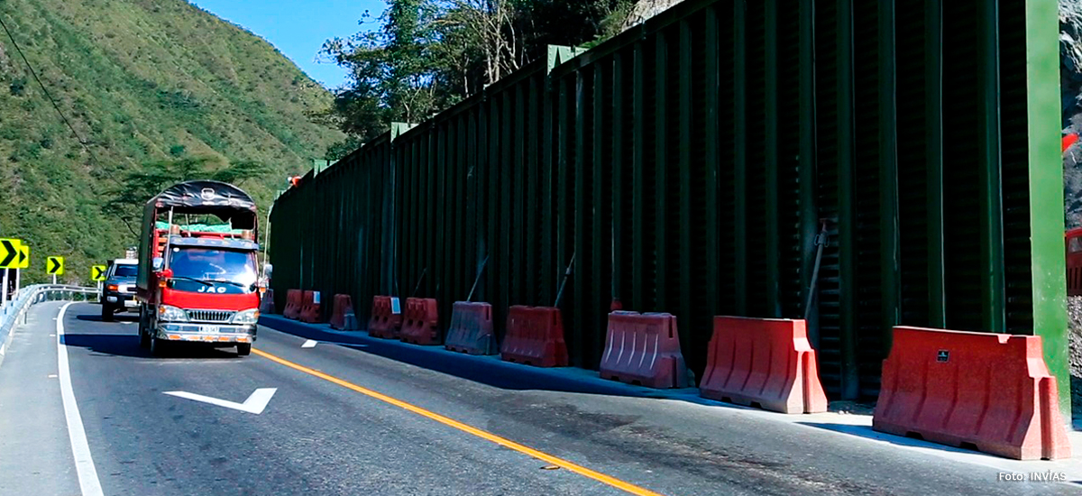 Fotografía de tránsito vehicular por el km 58, la vía al Llano.