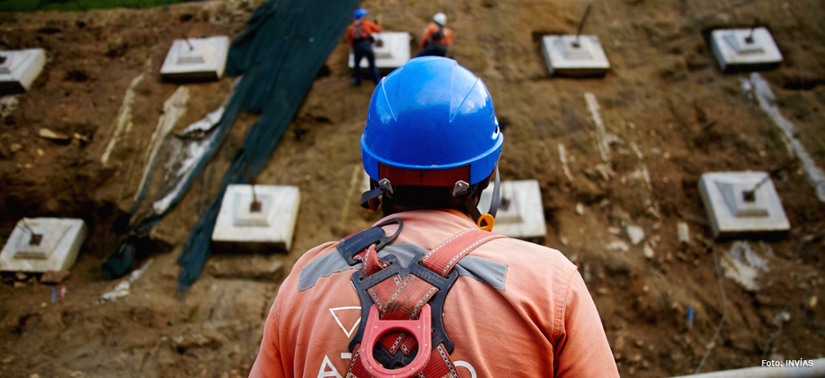 Fotografía de trabajadores del INVÍAS en trabajos de contención de la montaña.