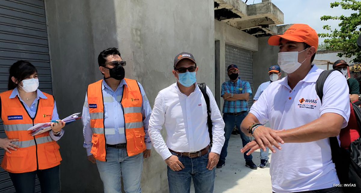 Fotografía del director general del INVÍAS, Juan Esteban Gil realizando el recorrido del Compromiso por Colombia en Córdoba.