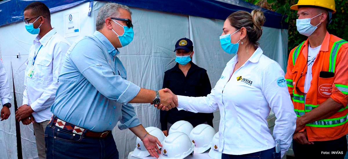 Fotografía del presidente de La República, Iván Duque Márquez saludando al personal del INVÍAS responsable del proyecto Santa Lucía - Moñitos.