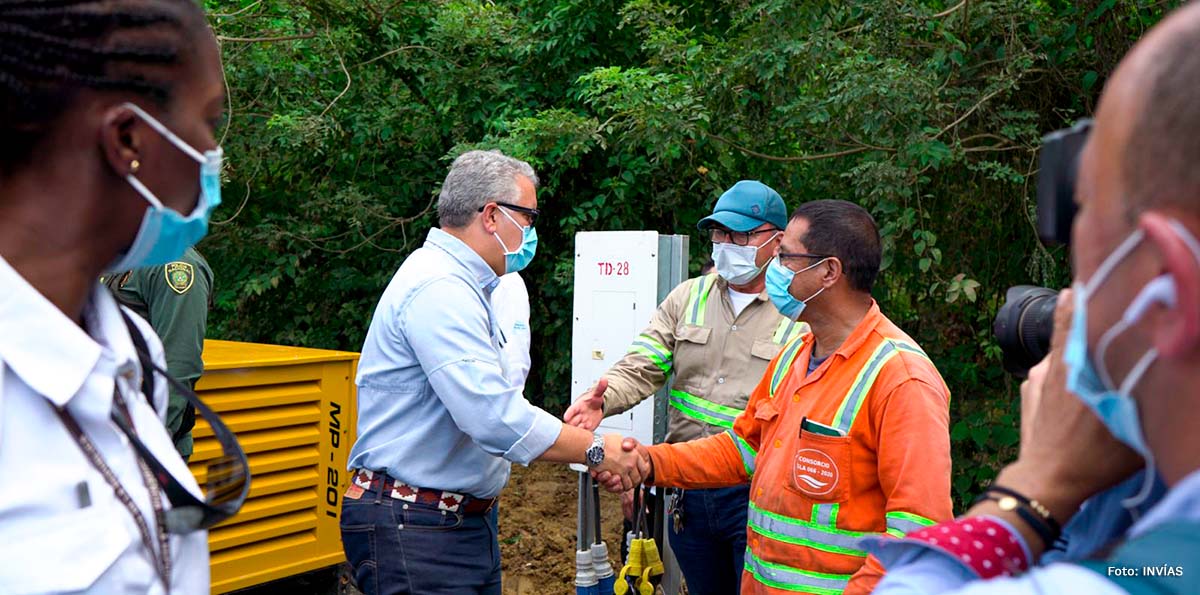 Fotografía del presidente de La República, Iván Duque Márquez, dando la mano a uno de los trabajadores que trabajan en el proyecto Santa Lucía - Moñitos.
