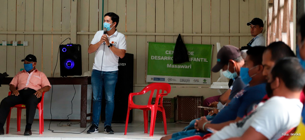 Fotografía del Subdirector de Marítima, Fluvial y Férrea del INVÍAS, Roger Rodríguez Moreno durante su intervención en la socialización del convenio con la comunidad de Ronda, en el Amazonas.