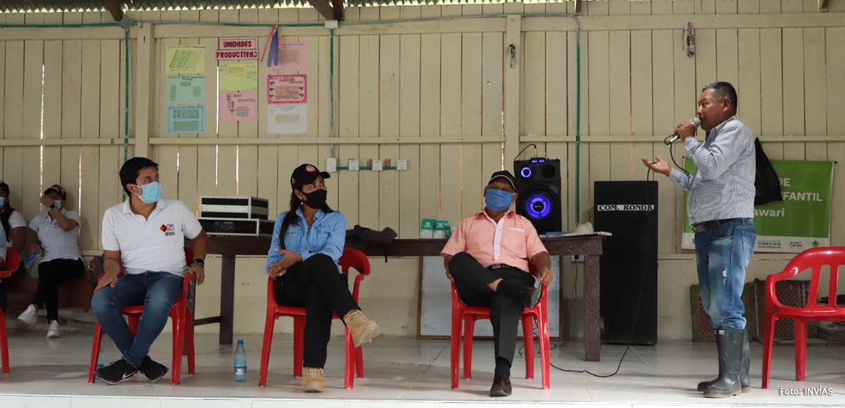 Fotografía de la intervención de vocero en la socialización del convenio con la comunidad de Ronda, en el Amazonas.