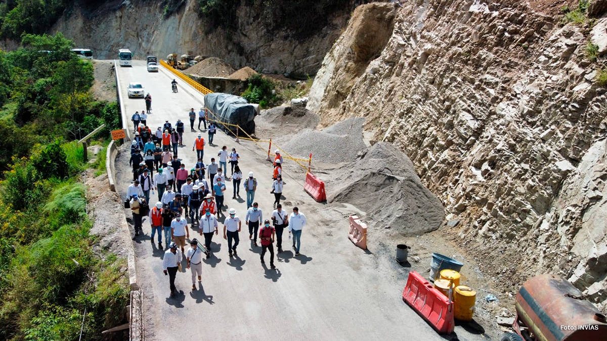 Fotografía del equipo de Gobierno durante la entrega del puente en la vía Los Curos - Málaga.