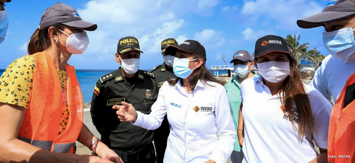 Fotografía de la Ministra de Transporte, Ángela María Orozco supervisando las obras de construcción de la vía Circunvalar en San Andrés.