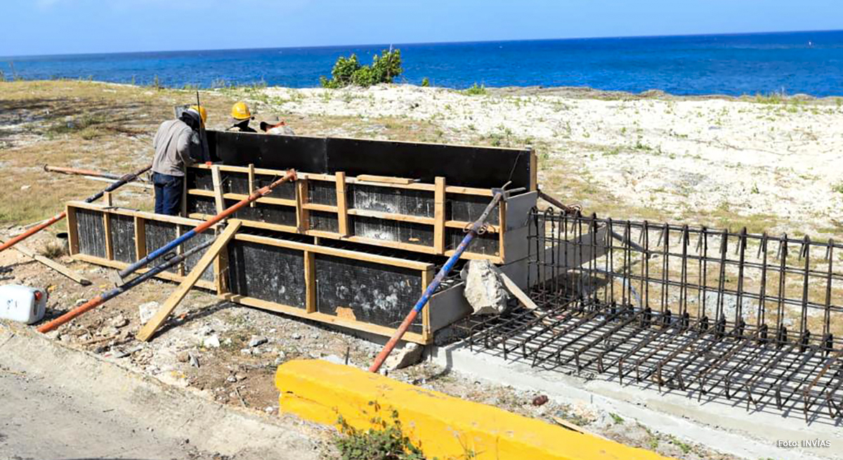 Fotografía de los trabajadores del INVÍAS en las obras de construcción de la vía Circunvalar en San Andrés.