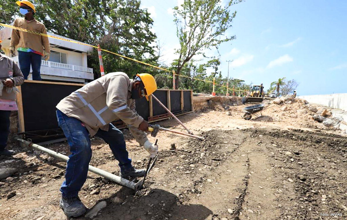 Fotografía de los trabajadores del INVÍAS en las obras de construcción de la vía Circunvalar en San Andrés.