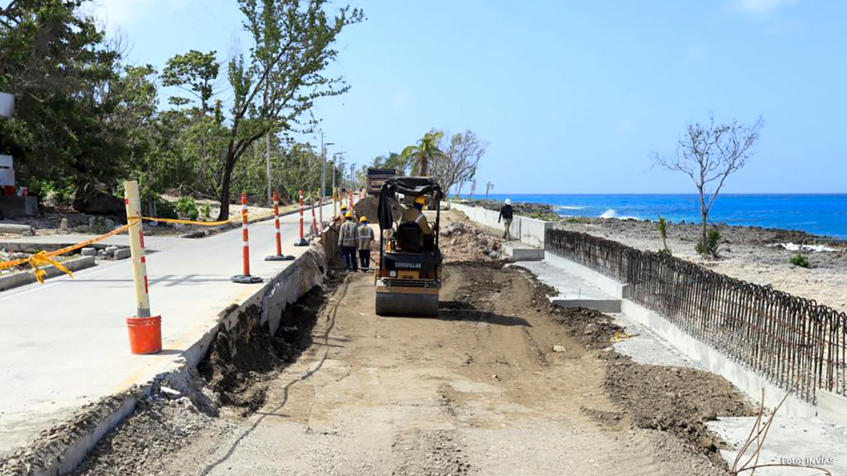 Fotografía de los trabajadores del INVÍAS en las obras de construcción de la vía Circunvalar en San Andrés.