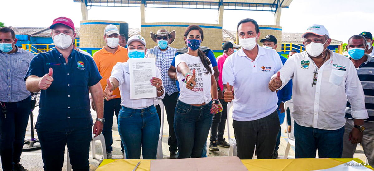 Fotografía del director general del INVÍAS, Juan Esteban Gil, junto a los demás protagonistas de la firma de mejora vial en vía El Cauchal - Sucre.