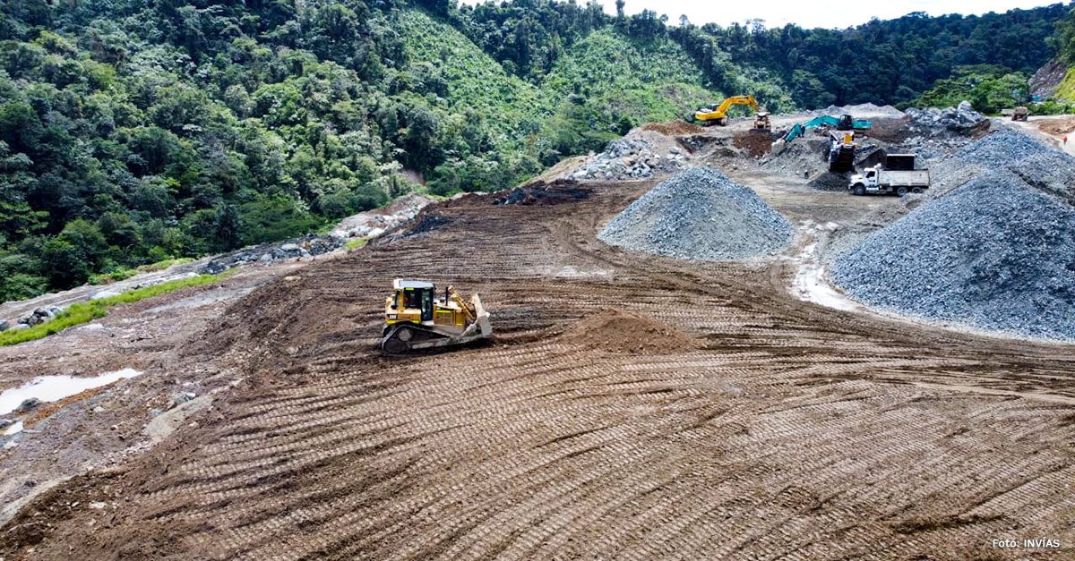 Fotografía de la maquinaria pesada en los trabajos de construcción de las vías en el Chocó.