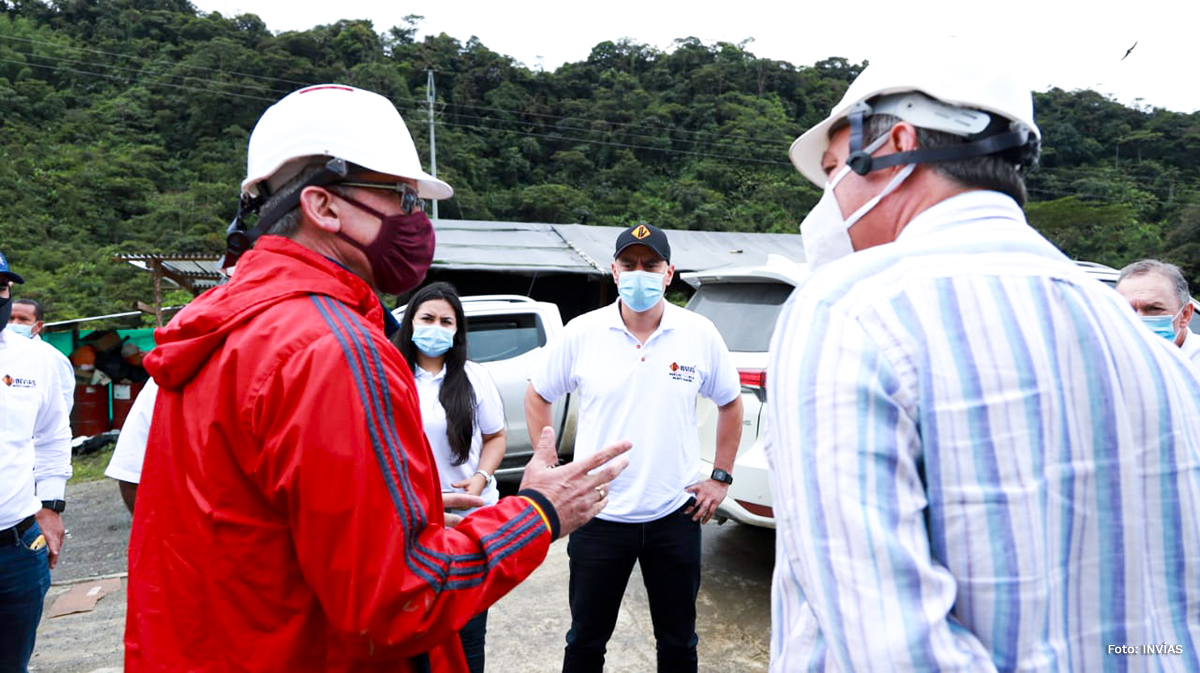 Fotografía del Director Operativo del INVÍAS, Juan Esteban Romero durante su recorrido en las obras de construcción de las vías en el Chocó.