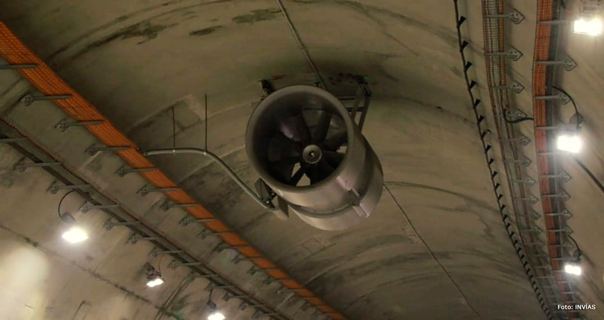 Fotografía de equipos electromecánicos instalados en los túneles del INVÍAS.