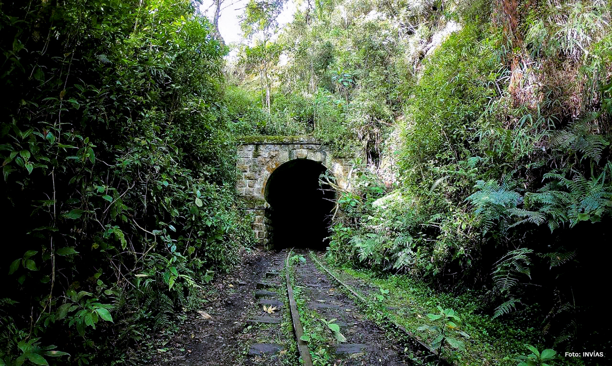Fotografía de entrada a túnel ferroviario que será parte del sendero verde Facatativá - La Mesa en Cundinamarca.