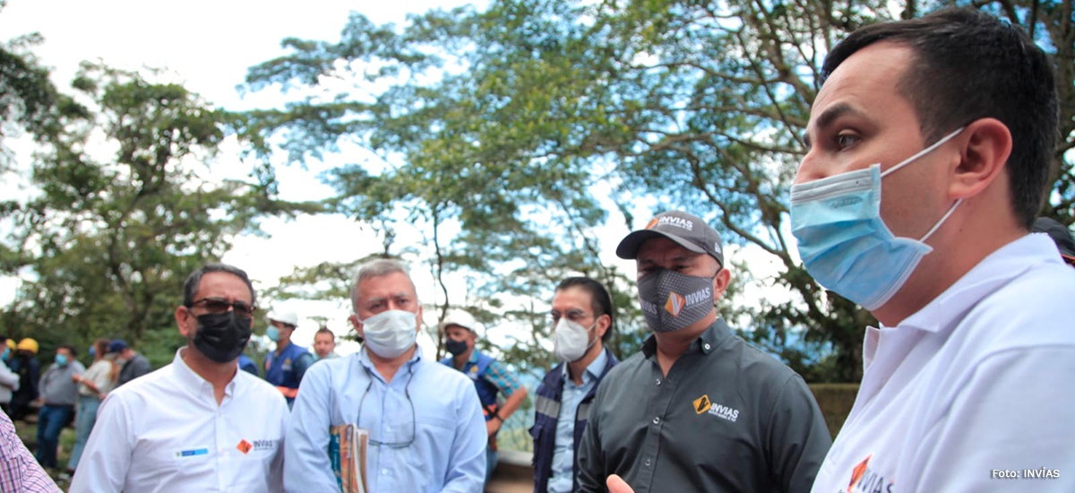 Fotografía del director general del INVÍAS, Juan Esteban Gil acompañado de su grupo de trabajo durante el inicio de los trabajos en la transversal del Carare.