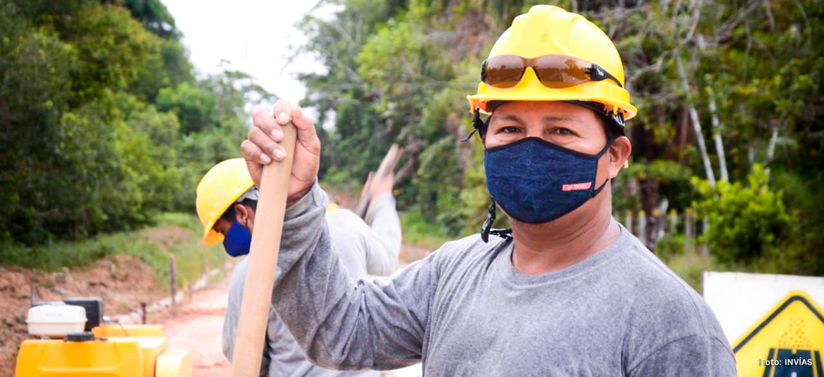 Fotografía de trabajador del INVÍAS realizando sus oficios.