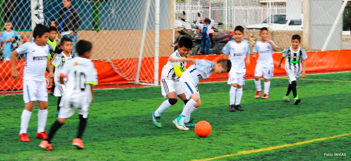 Fotografía de niños participantes durante el torneo de fútbol 5 de la Transversal Cusiana.