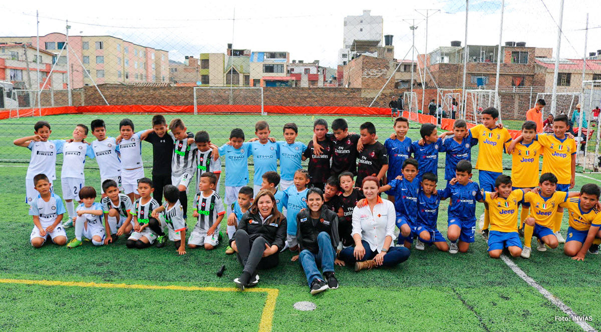 Fotografía de niños participantes del torneo de fútbol 5 de la Transversal Cusiana.