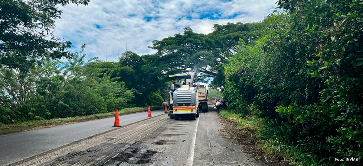 Fotografía de trabajadores del INVÍAS en máquinas amarillas en construcción de vías en los departamentos de Risaralda y Valle del Cauca.