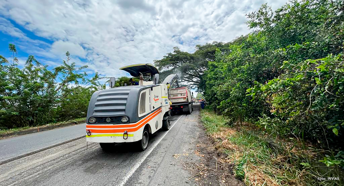Fotografía de trabajadores del INVÍAS en máquinas amarillas en construcción de vías en los departamentos de Risaralda y Valle del Cauca.