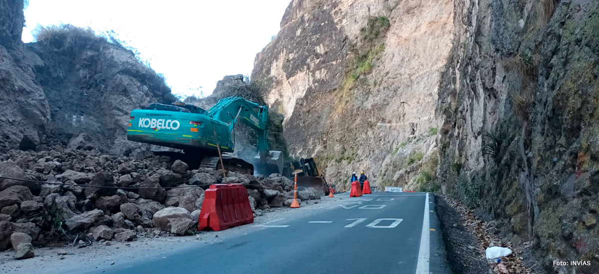 Fotografía que muestra el trabajo adelantado por personal del INVÍAS para instalación de puente en el sector La Aguada, en la vía Pasto - Mojarras.