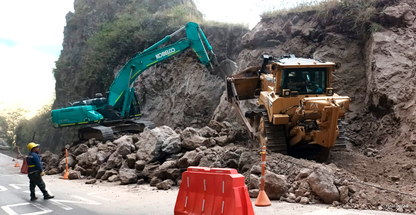 Fotografía que muestra el trabajo adelantado por personal del INVÍAS con dos máquinas pesadas para instalación de puente en el sector La Aguada, en la vía Pasto - Mojarras.