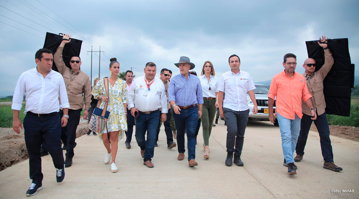 Fotografía del presidente de La República, Iván Duque Márquez, junto al director general del INVÍAS, Juan Esteban Gil, en la visita de inspección de la entrega del puente sobre el río Duda.