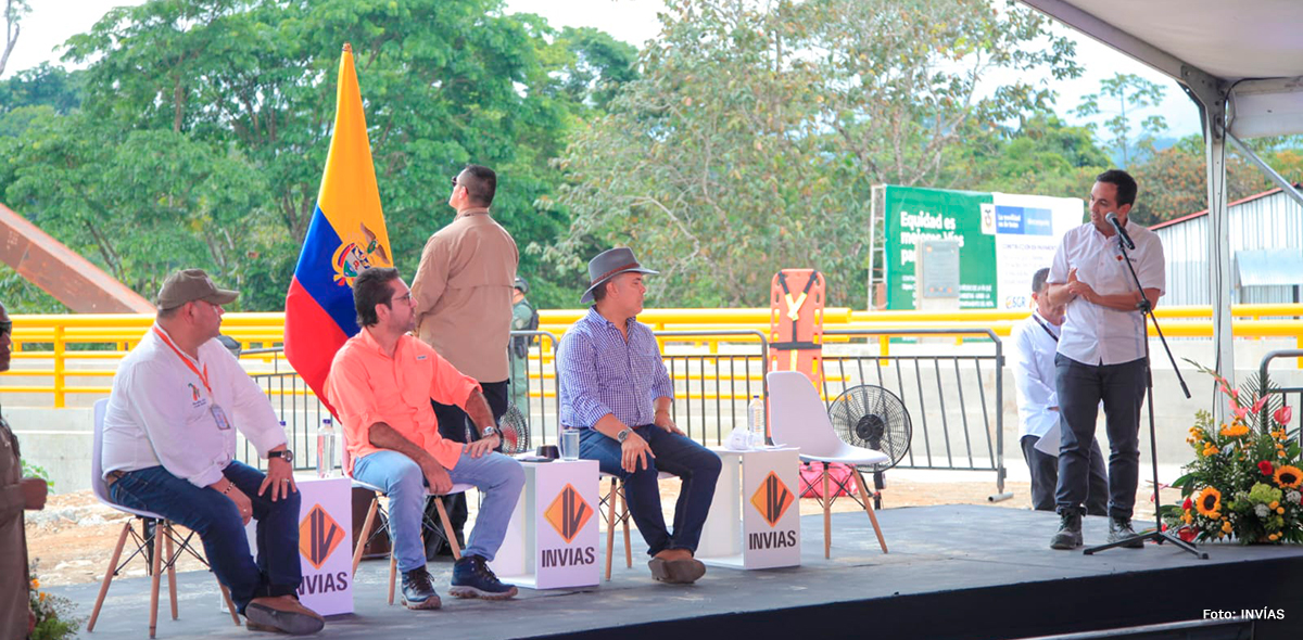 Fotografía del director general del INVÍAS, Juan Esteban Gil, durante su intervención en el evento de entrega del puente sobre el río Duda.