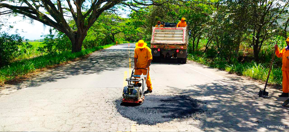 Fotografía de trabajador del INVÍAS en labores de mantenimiento de vía del país.