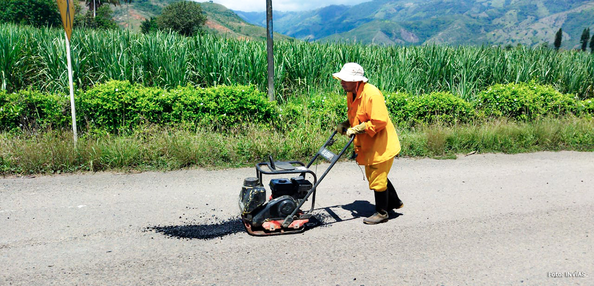 Fotografía de trabajador del INVÍAS en labores de mantenimiento de vía del país.
