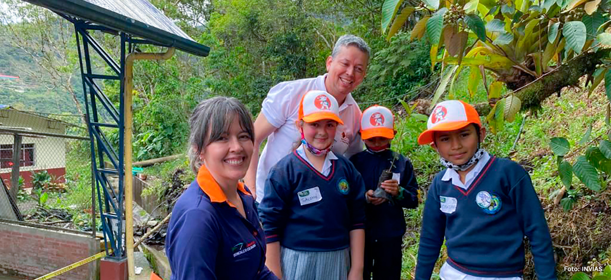 Fotografía del subdirector de Sostenibilidad del INVÍAS, Jairo Fernando Argüello junto a los niños que recibieron el taller pedagógico de Gestión del Riesgo.