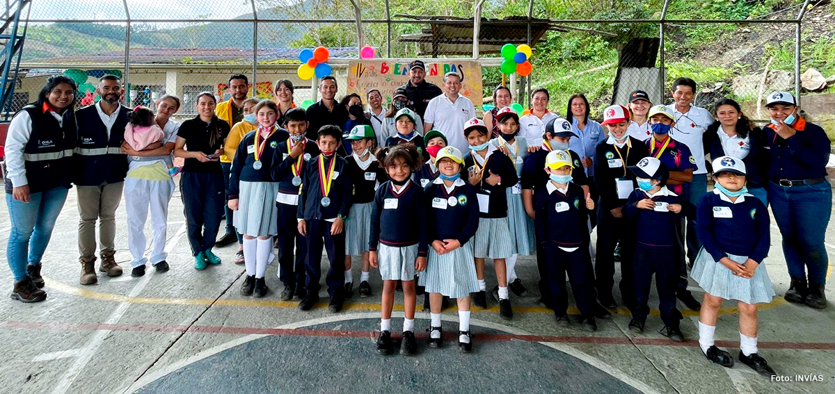 Fotografía de trabajadores del INVÍAS junto a los niños que recibieron el taller pedagógico de Gestión del Riesgo.
