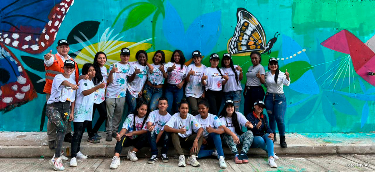 Fotografía de los niños participantes en la actividad de muralismo que son beneficiarios de la vía Buga - Buenaventura.