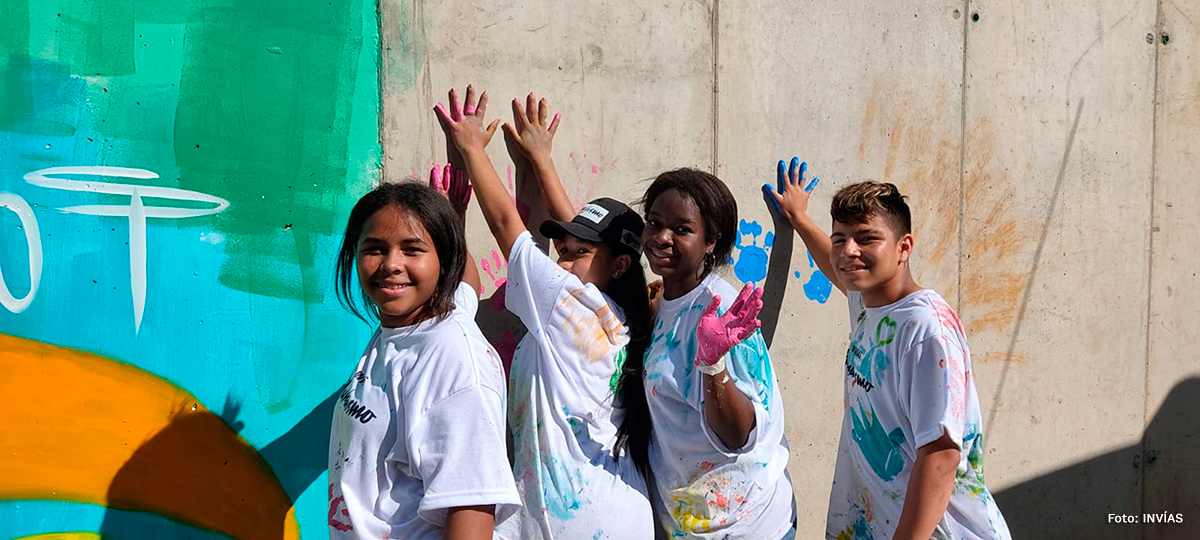 Fotografía de los niños participantes en la actividad de muralismo que son beneficiarios de la vía Buga - Buenaventura.