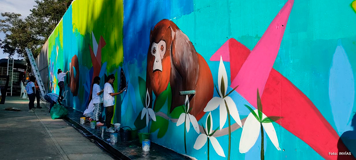 Fotografía de los niños participantes durante la actividad de muralismo que son beneficiarios de la vía Buga - Buenaventura.