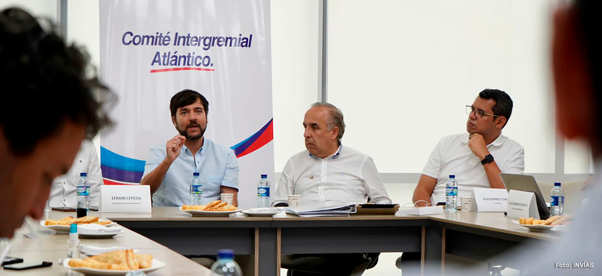 Fotografía del Ministro de Transporte, Guillermo Reyes y el Director General (E) del INVÍAS, Guillermo Toro Acuña durante la instalación del Bloque Regional Parlamentario del Caribe.