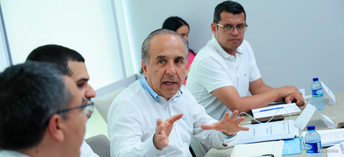 Fotografía del Ministro de Transporte, Guillermo Reyes y el Director General (E) del INVÍAS, Guillermo Toro Acuña durante la reunión con gremios del Atlántico para conversar sobre proyectos clave de infraestructura en la región Caribe.