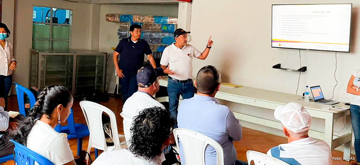 Fotografía de la reunión de socialización de la construcción del muelle en Puerto Nariño, Amazonas.
