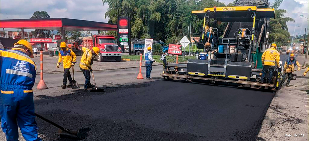 Fotografía de trabajos de reparación en la vía La Romelia - El Pollo.