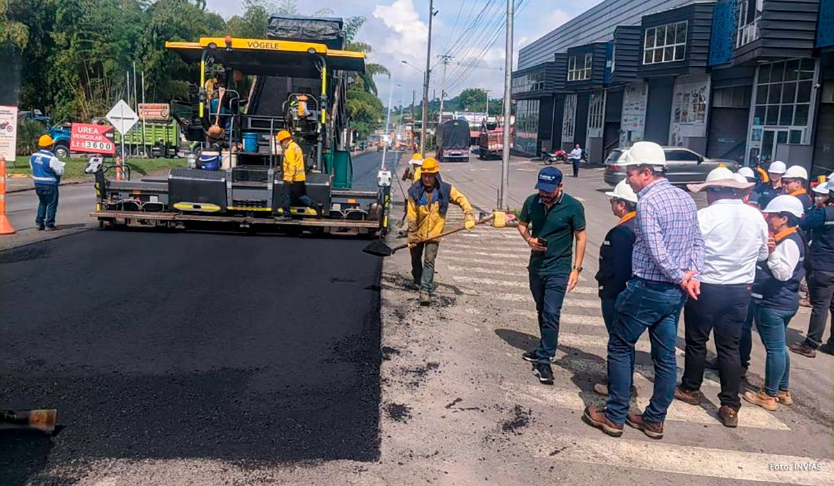 Fotografía de trabajos de reparación en la vía La Romelia - El Pollo.