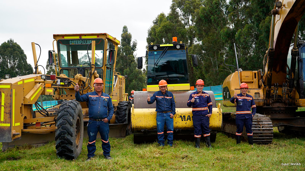 Fotografía de trabajadores del INVÍAS, participantes de las obras en el departamento de Boyacá.