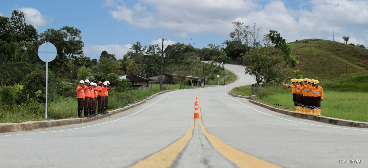 Fotografía de trabajadores del INVÍAS haciendo calle de honor en la entrega del Corredor del Sur.