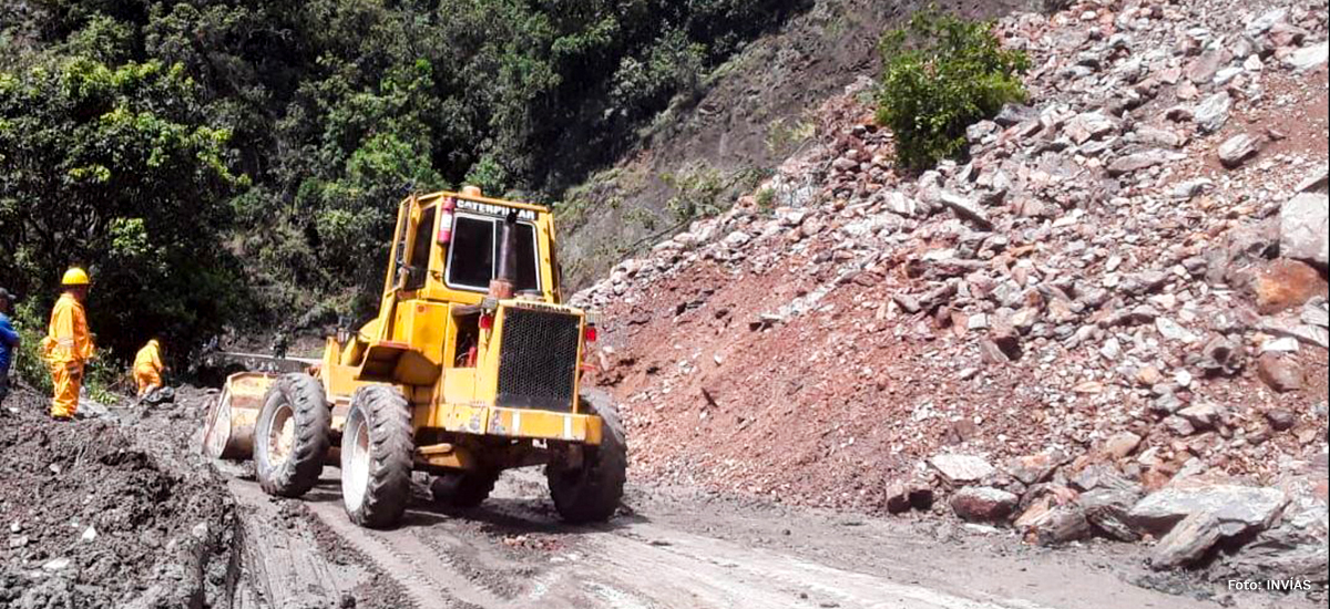 Fotografía de maquinaria del INVÍAS en la atención de las emergencias viales en la vía Cúcuta - Ocaña.