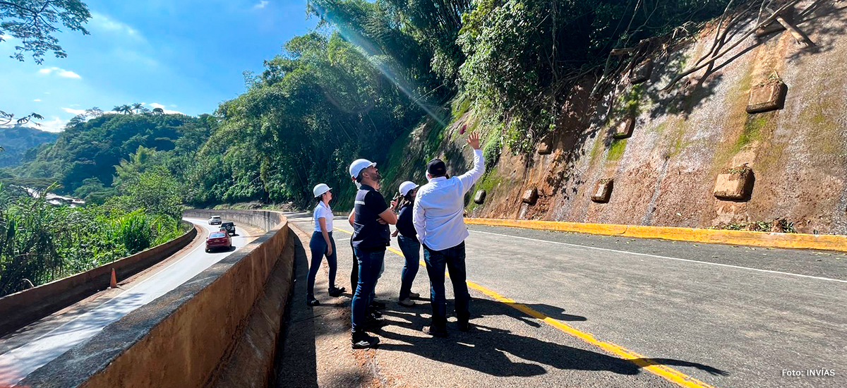 Fotografía de cierre de una calzada de la vía La Romelia - El Pollo, en Risaralda.