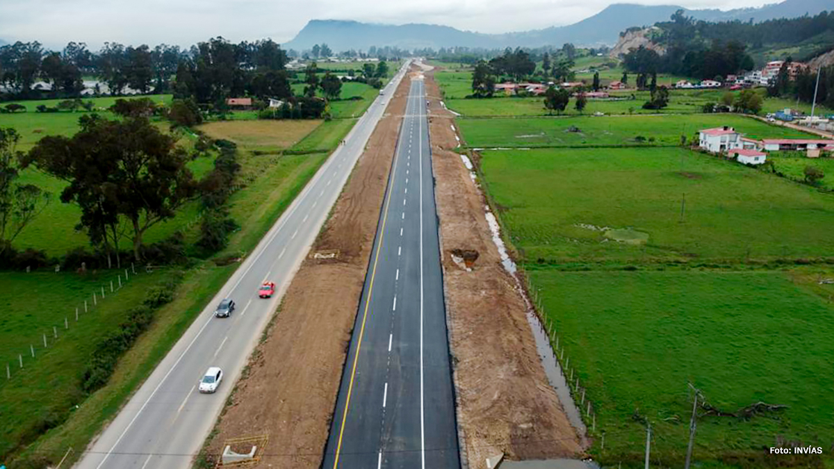 Fotografía aérea de tráfico vehicular en la ruta de Los Comuneros.